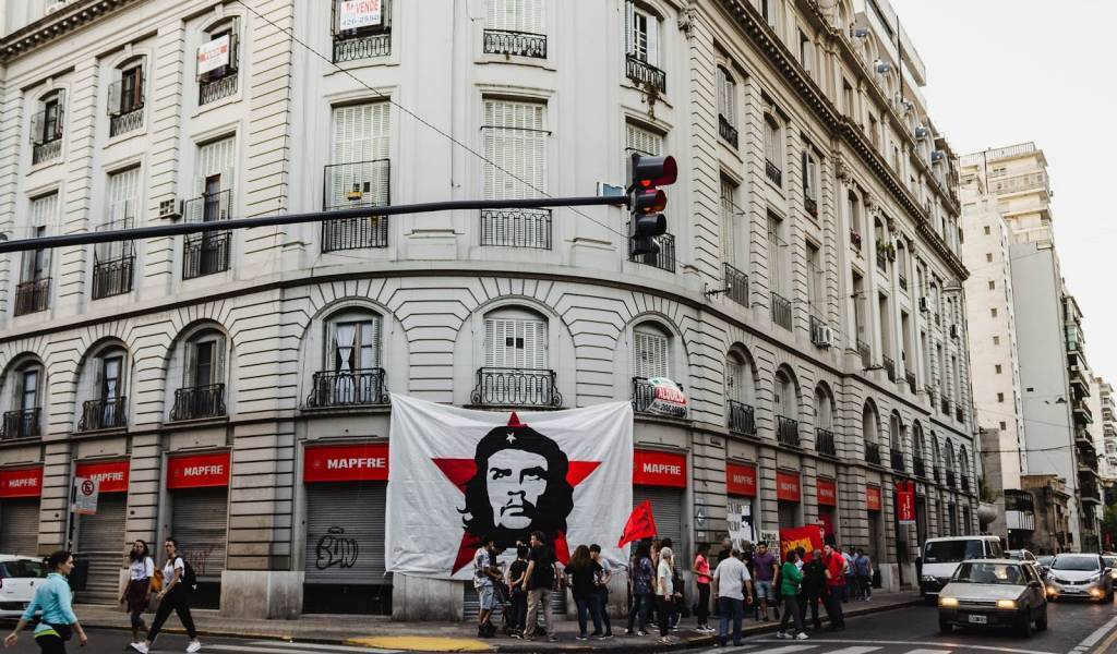 Un grupo de personas en los bajos del edificio donde nació el Che Guevara.