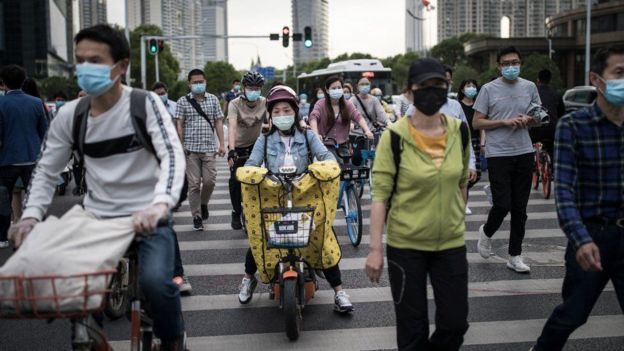 Ciudadanos de Wuhan en medio de la pandemia.