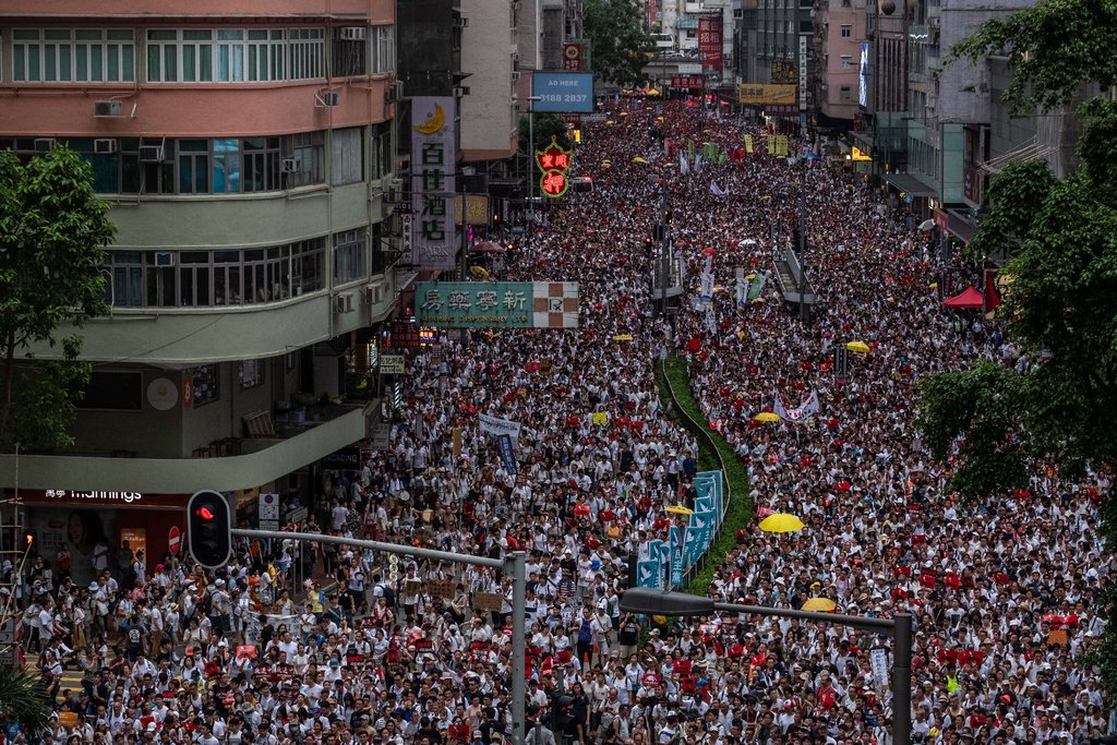 Cientos de miles de personas se manifiestan en Hong Kong contra la polémica ley.