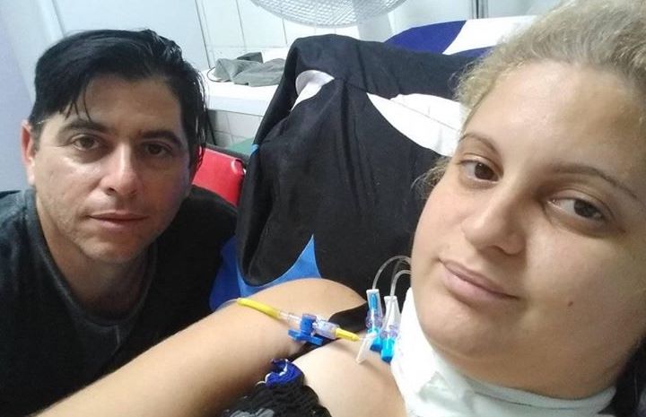 Emilio Milián y Claudia Díaz en el hospital.