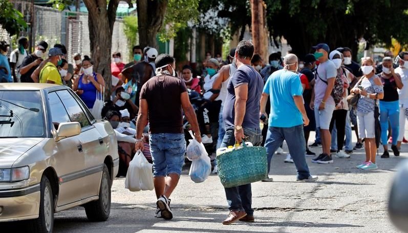 Colas y aglomeraciones en la calle en Cuba.