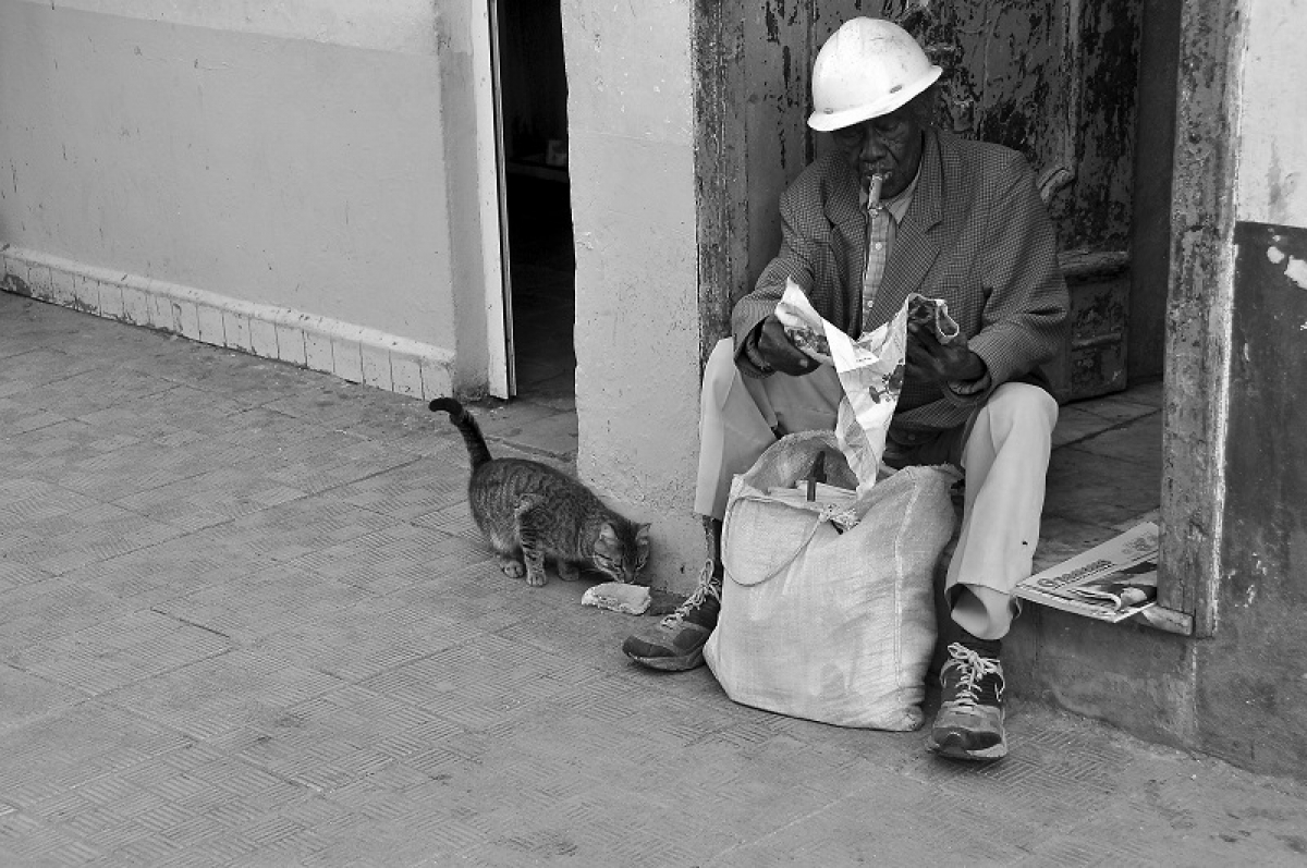 Hombre negro sentado en una calle de Cuba.