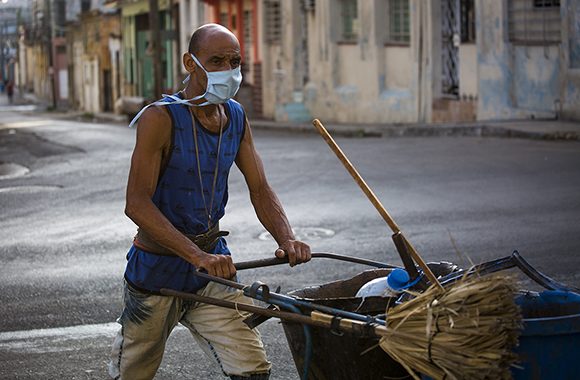 Un trabajador de comunales en La Habana.
