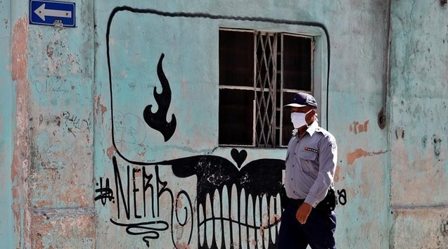 Un policía en La Habana.