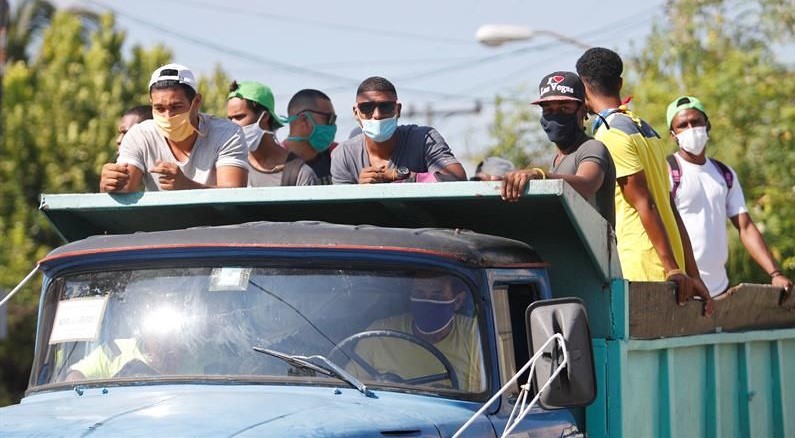 Cubanos se transportan en un camión de carga en medio de la pandemia.
