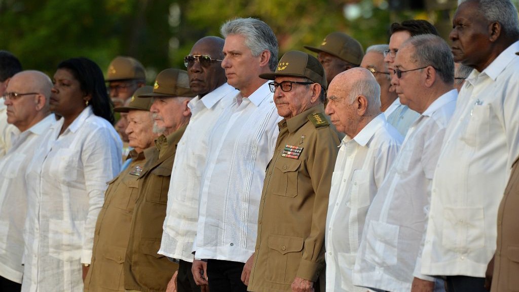 Miguel Díaz-Canel y Raúl Castro en el centro de la cúpula gobernante cubana.
