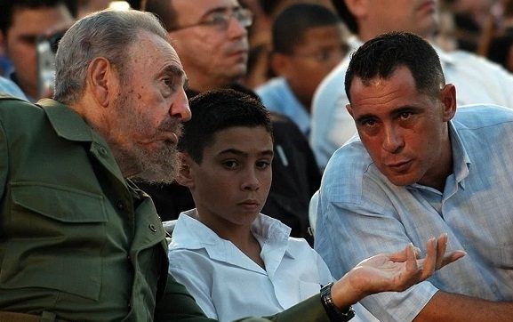Elián González entre Fidel Castro y su padre Juan Miguel.