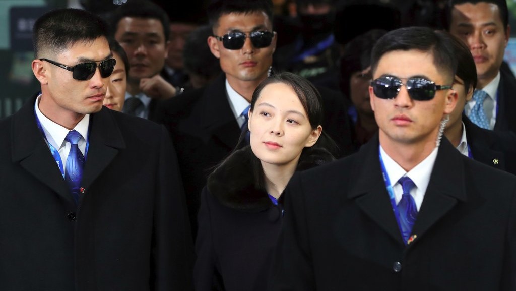 Kim Yo-jong, rodeada por sus guardaespaldas.