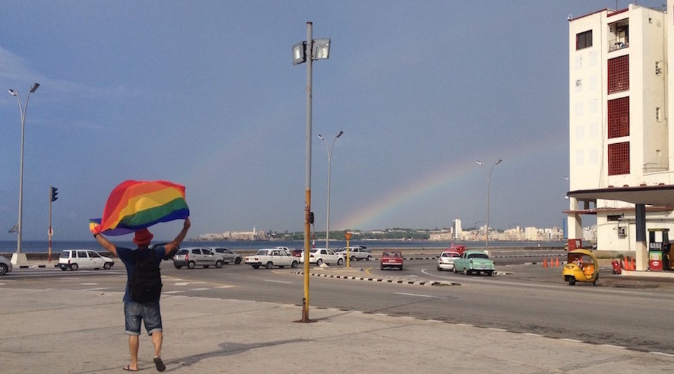 La bandera del arcoíris en una calle de Cuba. 