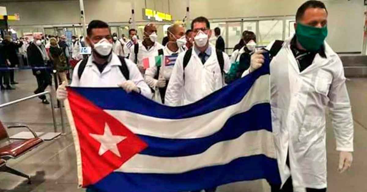 Médicos cubanos al arribar a México.