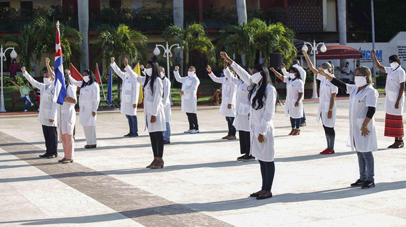 Médicos cubanos realizan un saludo en la despedida el lunes en La Habana.