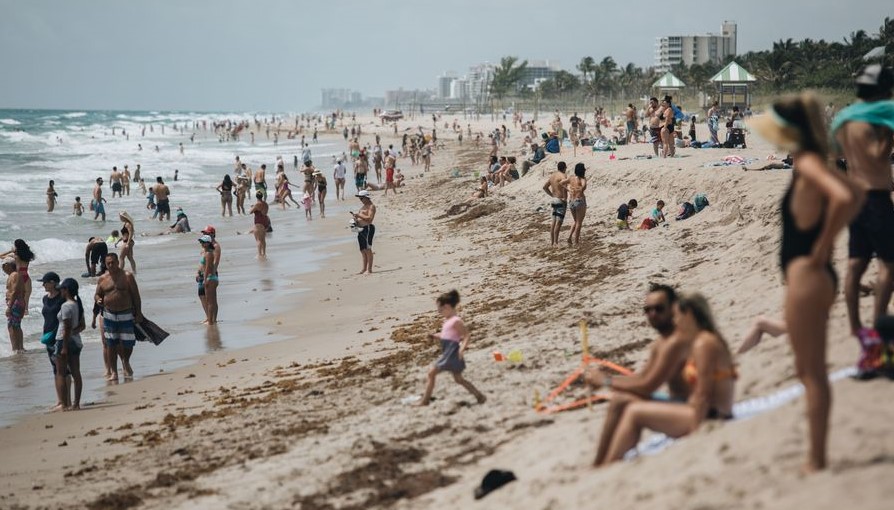 Playa de Florida llena de bañistas.