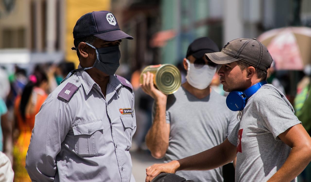 La Policía intercepta a un ciudadano sin nasobuco en Cuba.