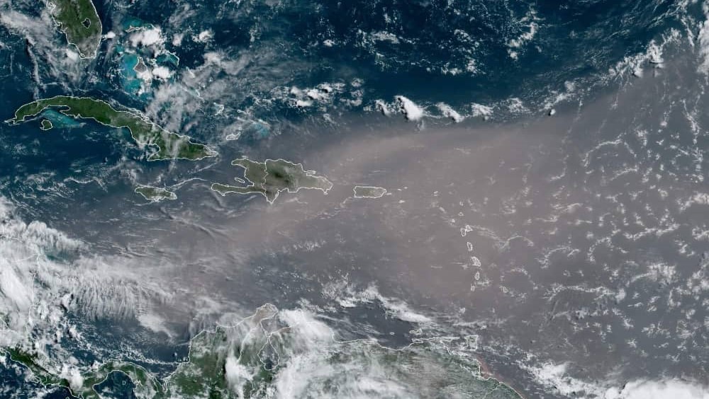 La nube procedente de África entrando al Caribe.