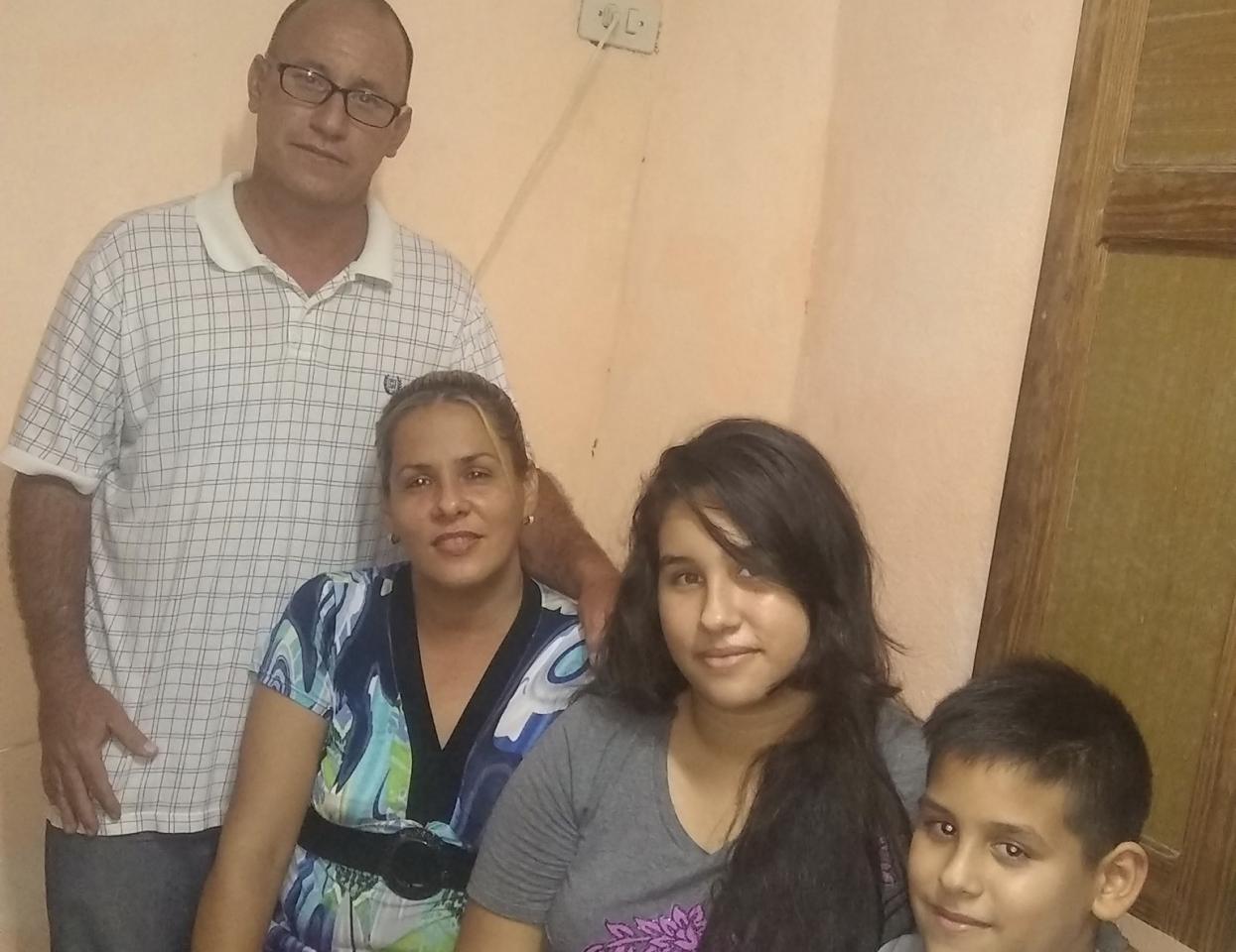 Ramón Rigal con su familia el jueves tras su excarcelación.