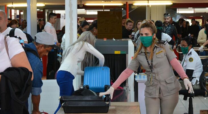 Chequeo de pasajeros en aeropuerto de Cuba.