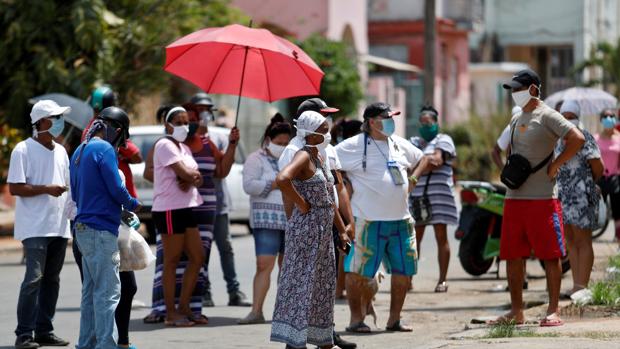 Un grupo de personas hacen cola en Cuba durante la pandemia.