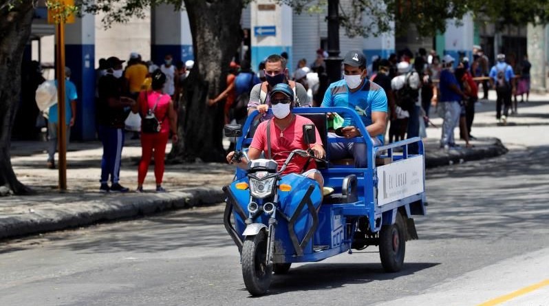 Cubanos se transportan en un motor en La Habana.