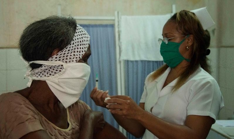 Una enfermera atiende a una paciente en Cuba.