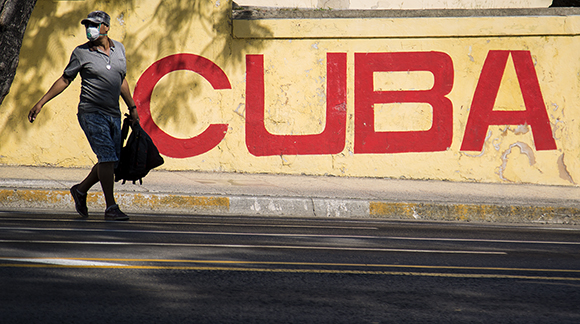 Un hombre camina por una calle en La Habana.