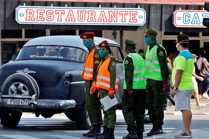 Militares realizan labores de control en La Habana.