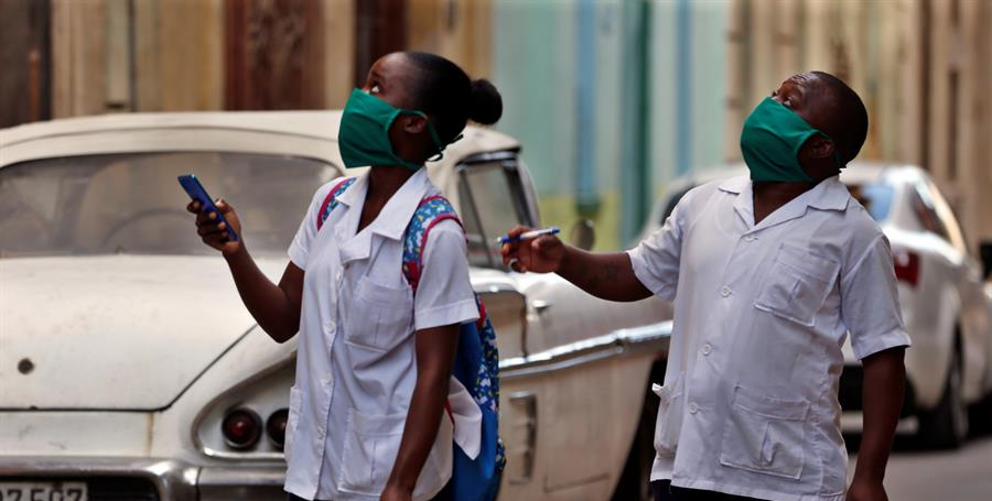 Trabajadores sanitarios en La Habana.