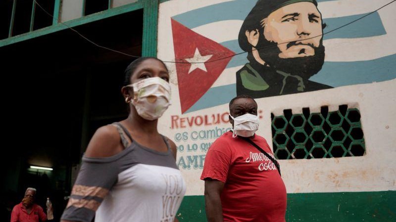 Cubanos con nasobucos en La Habana.