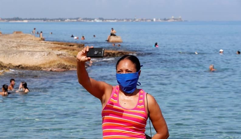 Una mujer se hace un selfie en una playa en Cuba.