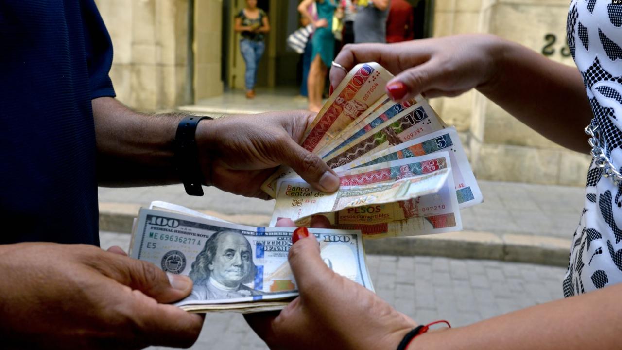 Cubanos cambian pesos convertibles por dólares.
