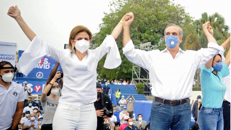 Luis Abinader junto su esposa en un acto de campaña.