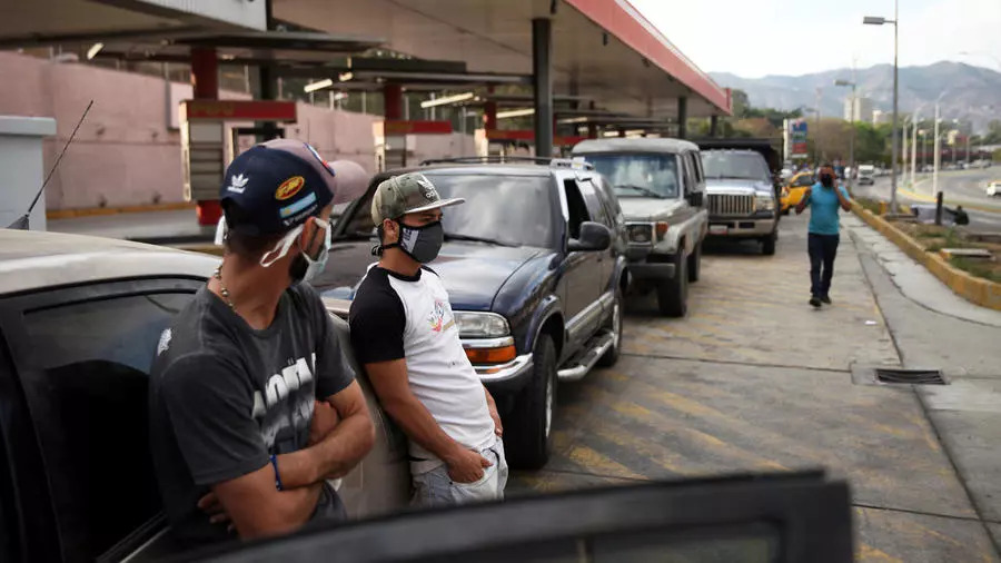 Cola en una gasolinera de Caracas, marzo de 2020.