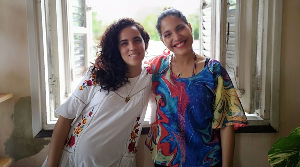 Haydeé Milanés, a la derecha, junto a la periodista cubana Monica Baró. 