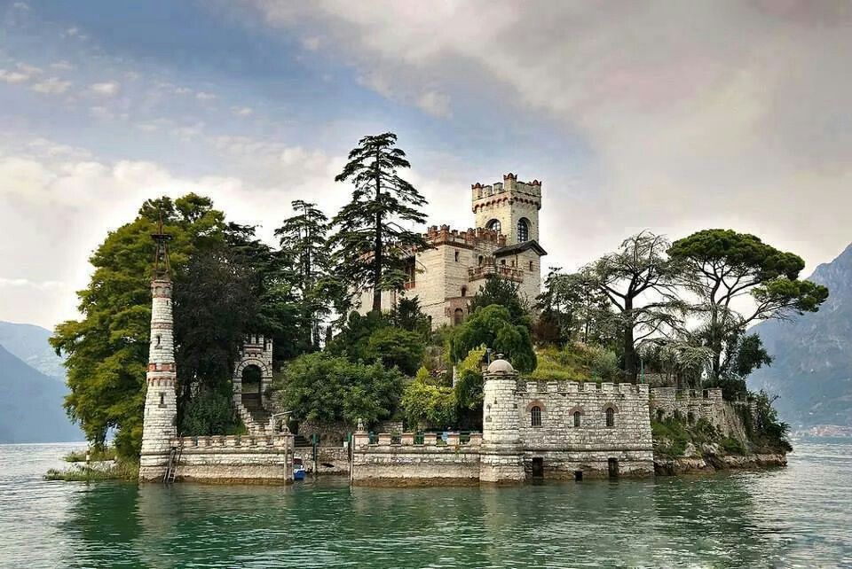 Isla de Loreto en el lago Iseo, Italia.