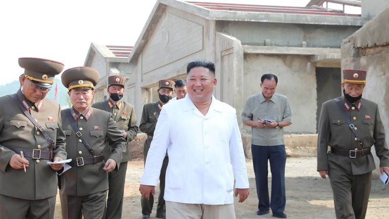 Kim Jong-un visita un centro estatal.