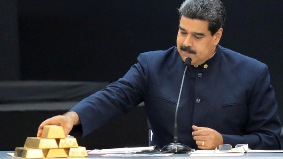 Nicolás Maduro muestra lingotes de oro de sus reservas en una comparecencia televisada.
