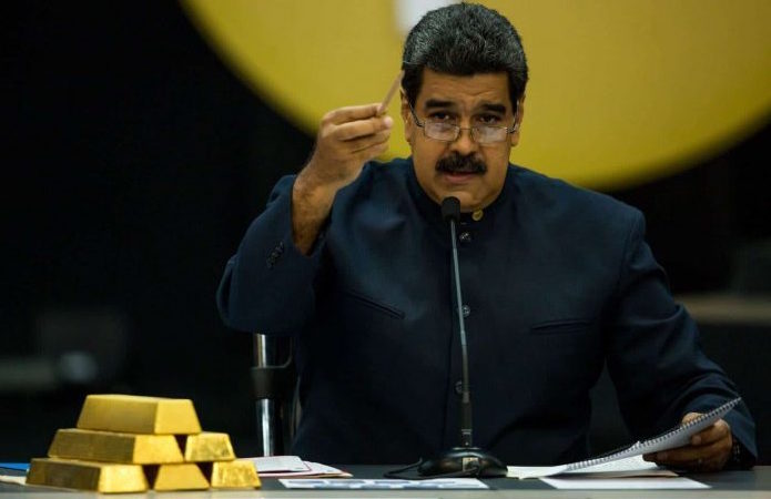 Nicolás Maduro junto a varios lingotes de oro en 2018.