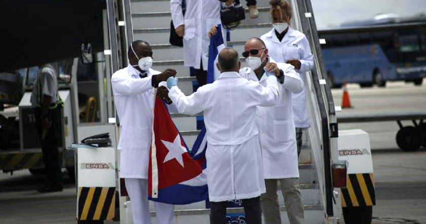 Interantes de la Brigada Médica que trabajó en México a su llegada a La Habana.