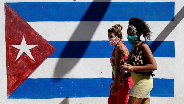 Dos mujeres caminan por una calle en Cuba.
