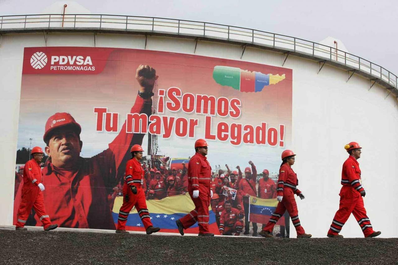 Cartel de Hugo Chávez en instalaciones de PDVSA.