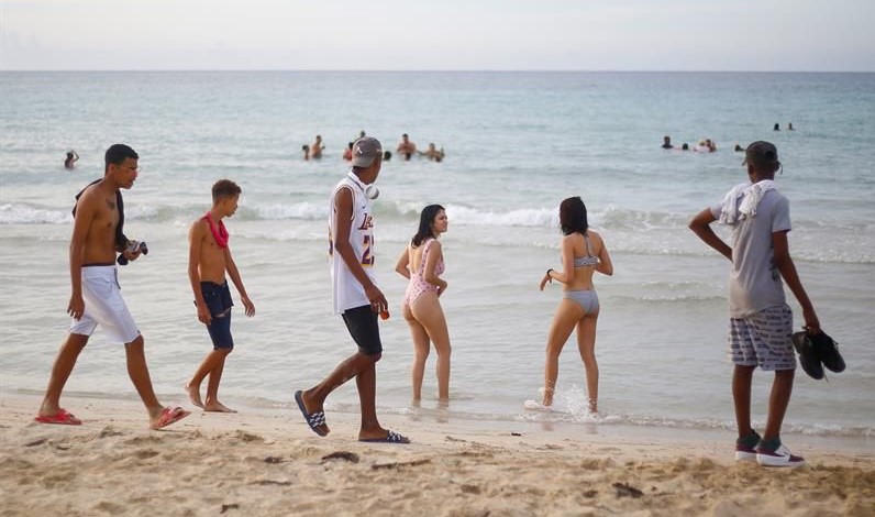 Jóvenes en las playas del este de La Habana.