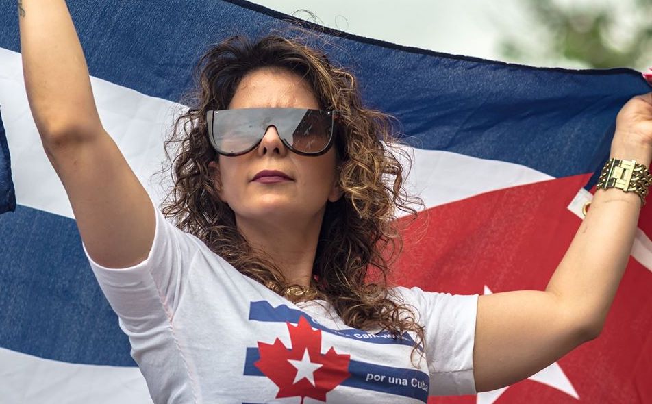 Una cubana protesta frente al Consulado de la Isla en Montreal, Canadá.
