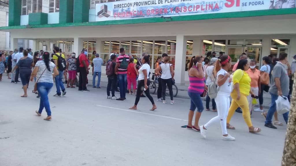 Concentración de personas en Guantánamo frente a una de las tiendas en dólares que abren hoy