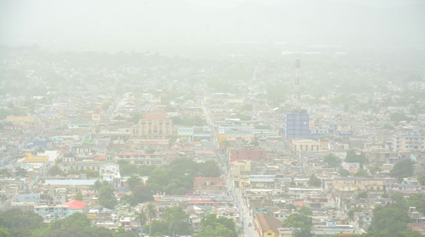 La ciudad de Holguín nublada por la nube de polvo de finales de junio. 