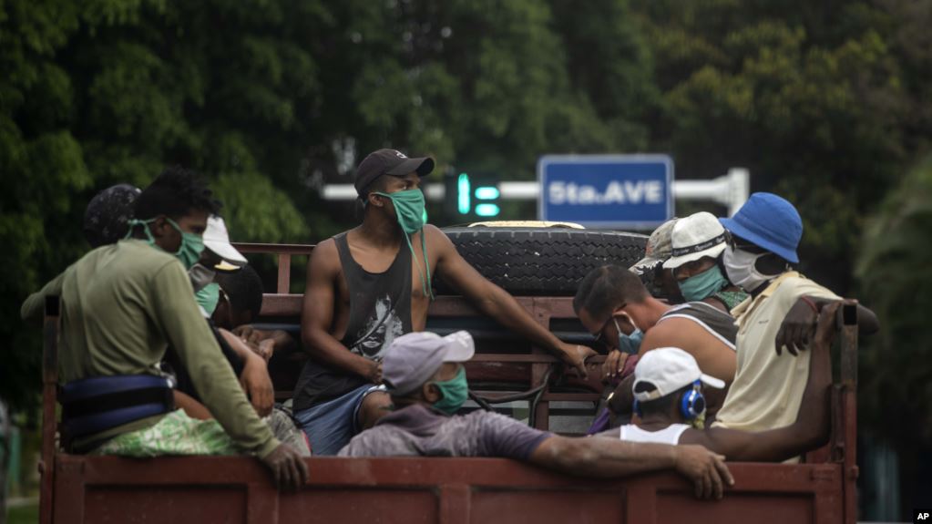 Trabajadores cubanos en un camión.