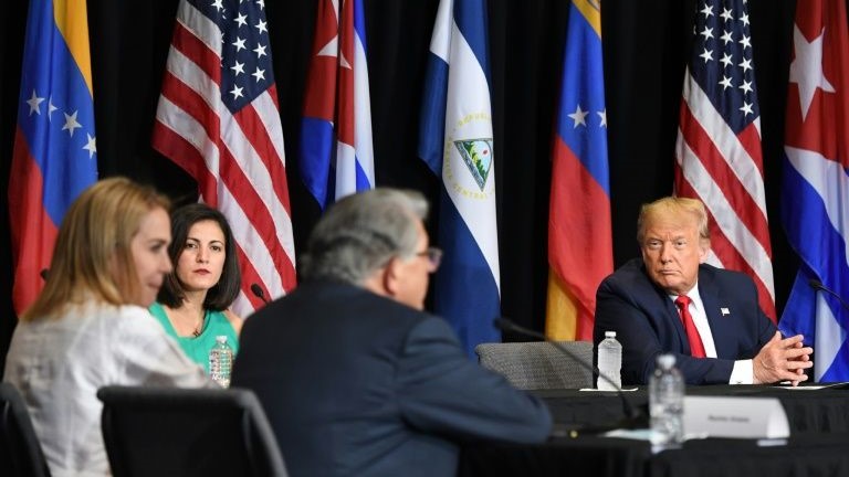 Donald Trump durante la mesa con representantes del exilio cubano y venezolano.