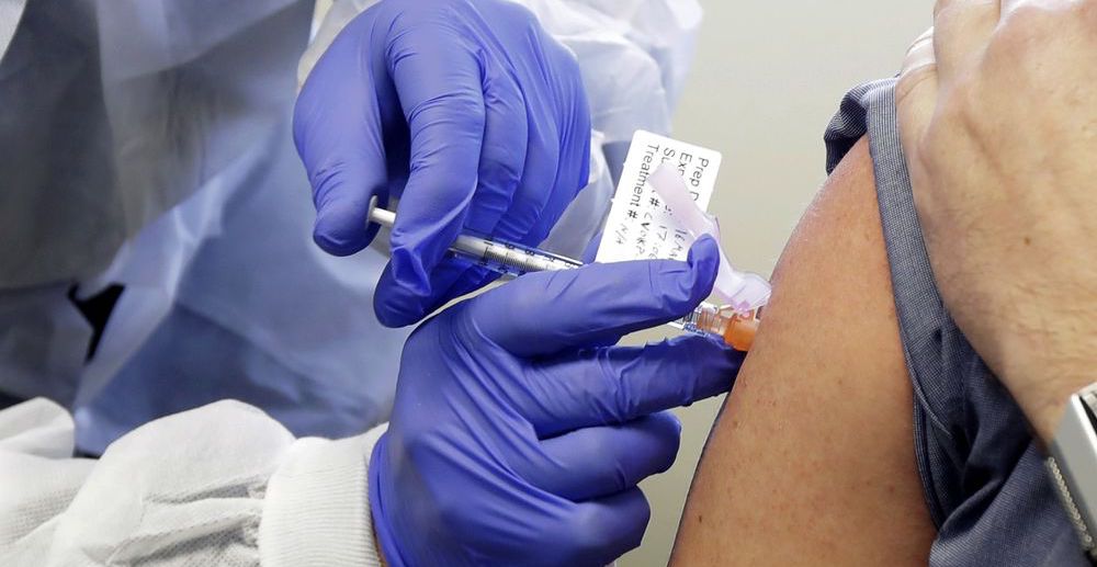 Un paciente recibe las primeras pruebas del proyecto de vacuna de Moderna, en Seattle el pasado marzo.