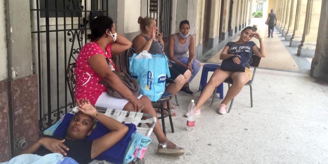 Vecinas de Zulueta 505, en La Habana Vieja, en la calle por temor a un derrumbe.