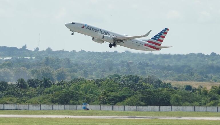 Un avión de American Airlines despega en el Aeropuerto de La Habana.