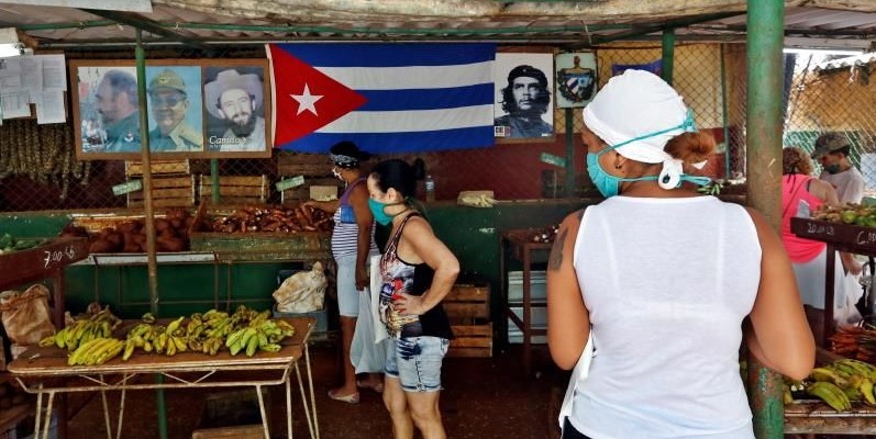Compradores en un agromercado de La Habana.