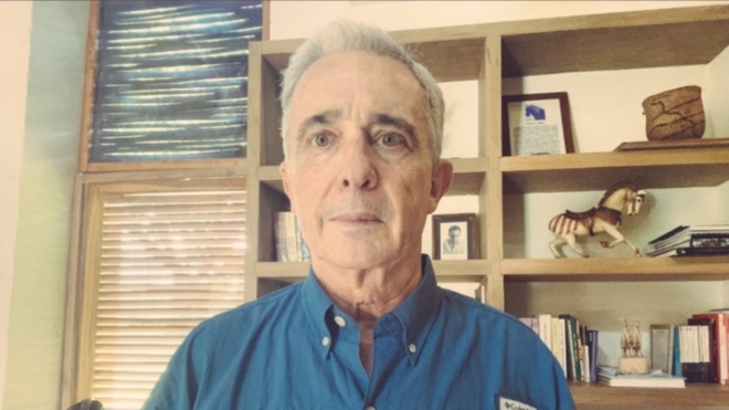 Álvaro Uribe en su prisión domiciliaria.